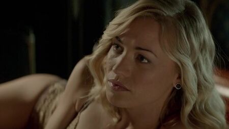 Les scènes de nudité d'Yvonne Strahovski dans *Manhattan Night* (2016)