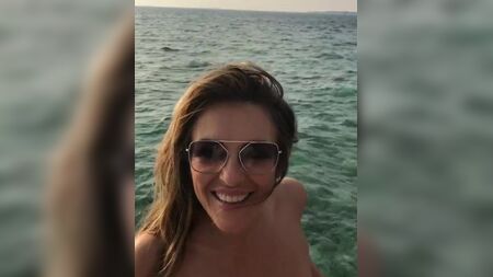 Elizabeth Hurley en bikini blanc