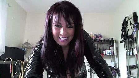Une milf en combinaison en PVC qui dit des cochonneries