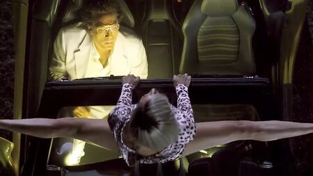 Cameron Diaz se frotte contre la voiture