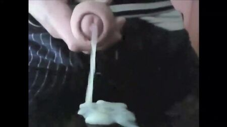 Un jeune homme éjacule devant la caméra avec sa bite non circoncise