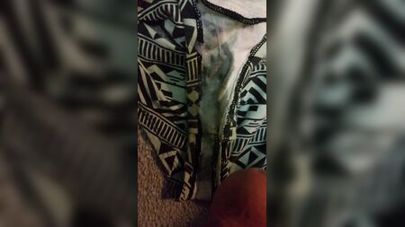 Éjaculation sur une culotte