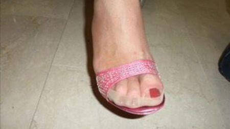 Des photos de ses jambes et de ses pieds en bas !!!!