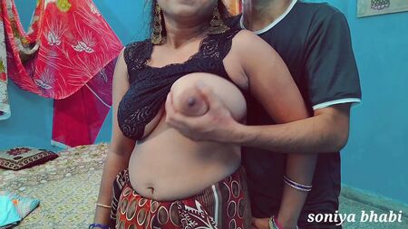 De gros seins et ma nouvelle copine, je la baise à fond, bande-son en hindi