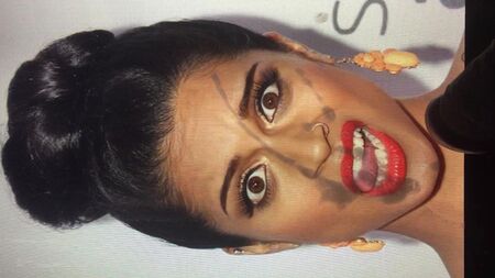 LILLY SINGH SE FAIT JETER DU SUIF AU VISAGE