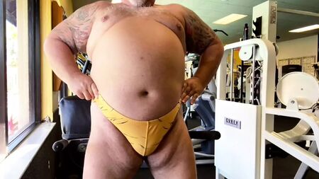 Coach, un ancien catcheur au physique imposant, se donne à fond à l'entraînement à la salle de sport