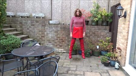 Alison - Pisse et sperme dans une jupe en PVC rouge et des cuissardes
