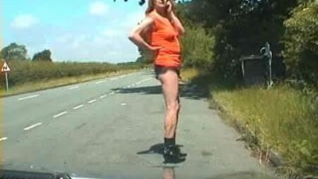 Zoe, cette salope trans, en petite robe puis en short moulant
