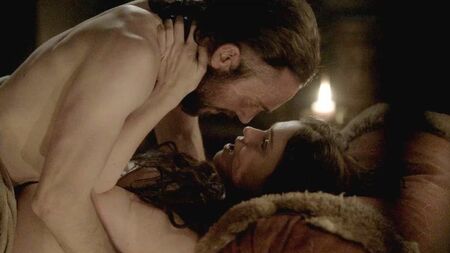 Jennie Jacques nue dans une scène de sexe tirée de la série Vikings sur ScandalPlanet.Com
