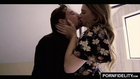 PORNFIDELITY : Ashley Lane ne peut s'empêcher de jouir