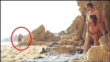 Un couple surpris en train de faire l'amour sur la PLAGE