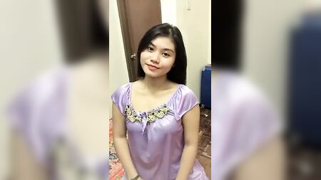 Malais - une fillette en robe violette