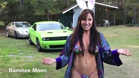 Une nana sexy avec du body painting