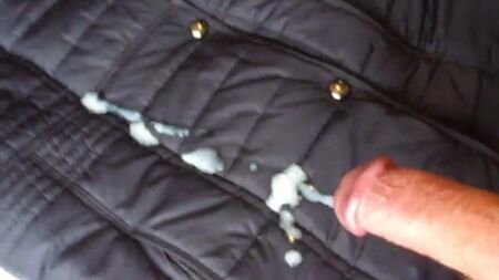 Mon sperme se retrouve sur son manteau matelassé. La veste ajustée des amies de ma femme