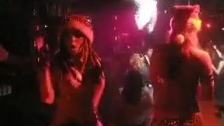 Jenna Marbles et ses amis font de la danse go-go