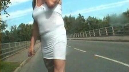 Zoe se pavane dans une robe blanche et un short moulant