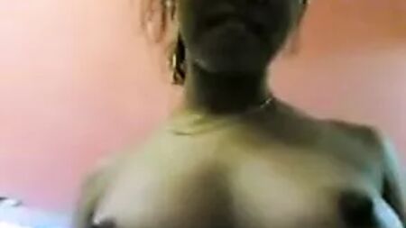 Fille malaisienne aux tétons pointus