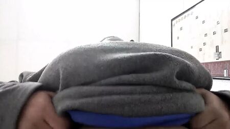 Une femme noire aux gros seins montre ses seins au travail… encore une fois