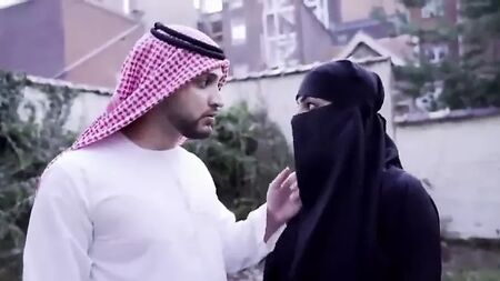 Une musulmane en burqa séduite pour une relation sexuelle