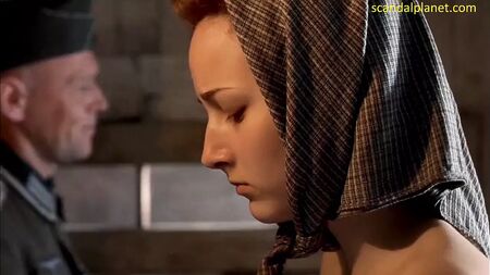 Les seins nus de Leelee Sobieski dans la série « Uprising »