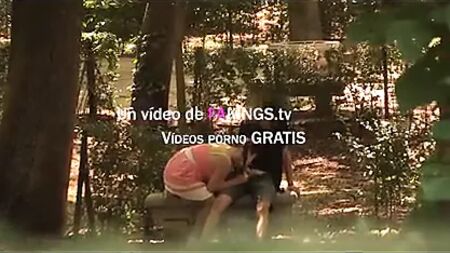 Alba, une lycéenne, a envie de baiser avec un inconnu dans le parc