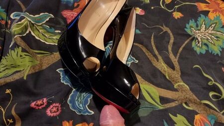 Éjaculer sur les escarpins Louboutin à bout ouvert de ma femme