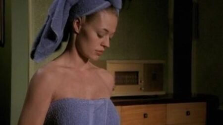 Jeri Ryan - « Dark Skies » S1E17