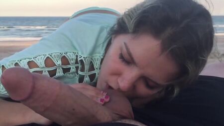 Une bonne pute qui suce une bite à Nags Head, en Caroline du Nord