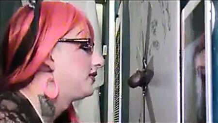 CD TV suce une énorme bite de la BBC dans un glory hole