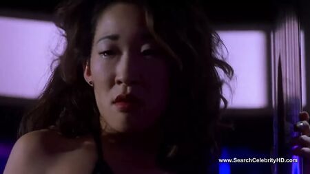 Sandra Oh nue - Dansant au Blue Iguana - HD