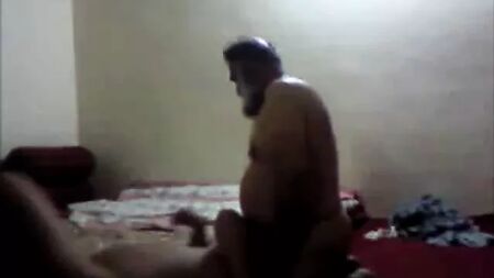 Un oncle pakistanais barbu et d'un certain âge qui baise un garçon