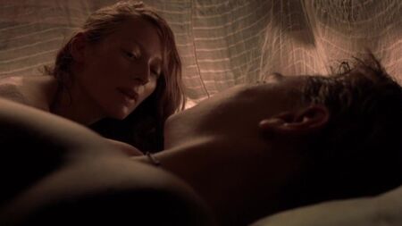 Tilda Swinton nue - La Plage (2000)
