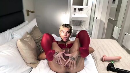 Un femboy tchèque se fait prendre par une bite de 25 cm et éjacule sur le visage d'Angel Jul