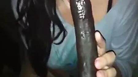 Une trans incroyable qui pratique la gorge profonde jusqu'à 30 cm