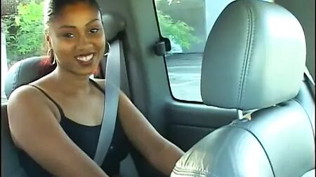 Un homme noir lèche la chatte poilue d'une belle fille noire