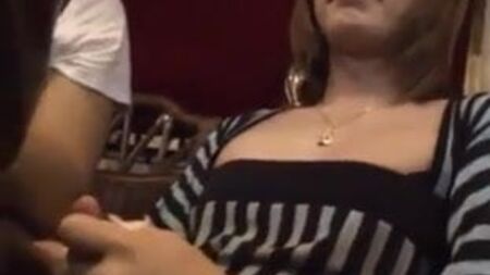 Un ladyboy éjacule dans un restaurant