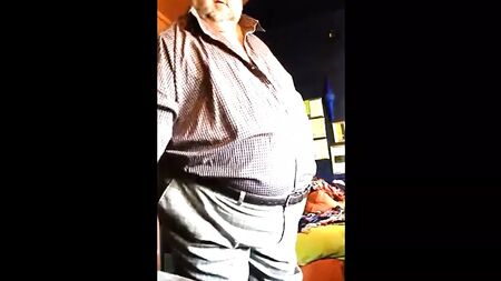 Un homme rondouillet