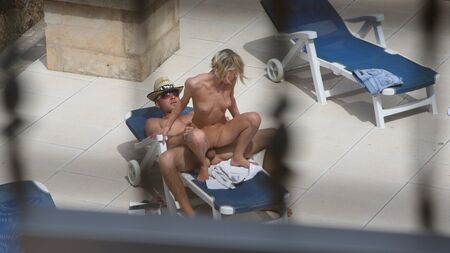 Voyeur - Baise sur la terrasse ensoleillée