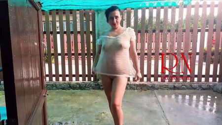 Une journée pluvieuse d'été. Des sous-vêtements mouillés. La pluie. Un parapluie. privé, milf, excitée, poupée, sous-vêtements, esclave, mouillée, culotte, pluie