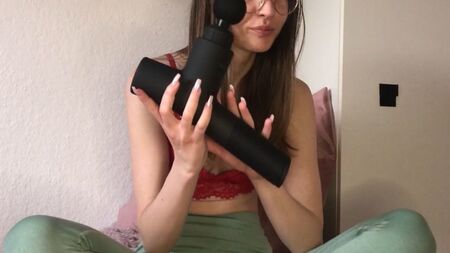 DU JAMAIS VU !! MASTURBATION EXTRÊME AVEC UN PISTOLET DE MASSAGE !!! Une ado allemande de 18 ans, mince, aux petits seins et aux grandes lèvres