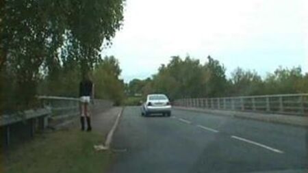 Zoe, cette salope trans, en short moulant en plein air