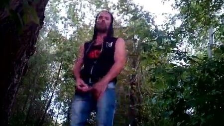 Des vieux se branlent en public dans un bois, en Belgique, vêtus d'un t-shirt YMCMB