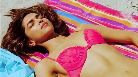 Deepika Padukone en bikini rose vif