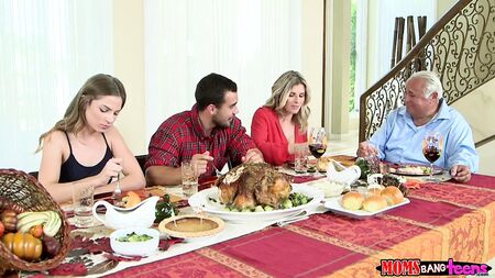 Les belles-mères s'envoient en l'air avec des ados - Un Thanksgiving en famille bien coquin