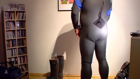 Dans ma tenue fétichiste avec éjaculation