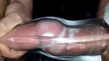 Deux copines se font éjaculer dans un Fleshlight