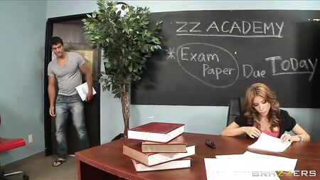 Brazzers - Aleksa Nicole, une prof en manque de sexe, baise un élève