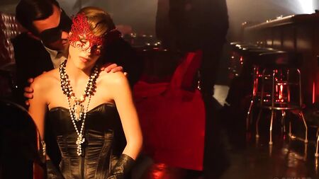 Une coquine masquée fait l'amour de manière sensuelle