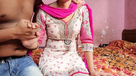 La jeune fille punjabi a eu des relations sexuelles avec son ami alors qu'elle portait un salwar kameez