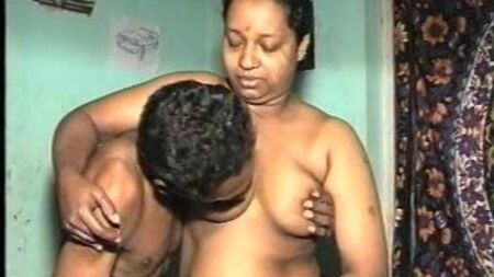 une belle et grande tante malayalam